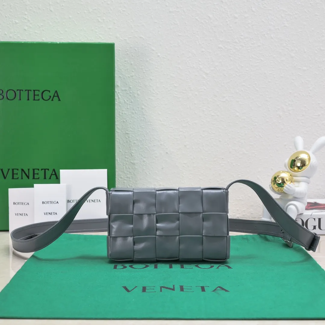 Bv's new Cassette small pillow bag, classic weaving technology, waxed leather design pillow bag, has developed into a family series and has become the trump card of the new Bottega bags🔥 A must-have artifact for fashionistas to match frequently selected fashion items and contemporary exquisite workman concave shapes💚Cute and cute, the medium size is launched in the latest color, beautiful and dreamy, super exciting💓 Size: 17.5*10.5*3cm, model: 7587#